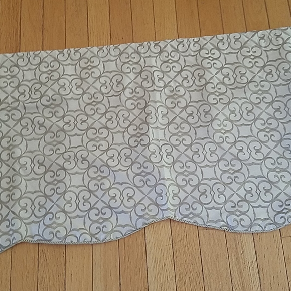 2 Scalloped Valances - Picture 3 of 5